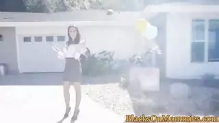 فحلان يضربان كس الشقراء الناري الأحمر
