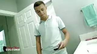 محظور عائلي صريح: سيدة ناضجة وشاب في علاقة جنسية قوية
