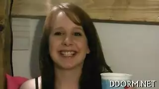 راقصة قطب كبيرة العضو تدك فرج طازج في مشهد صريح إكس إكس إكس