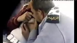 شرطي عربي ينيك مراهقة بالمقعد الخلفي، يلمس بزازها وينيكها بقسوة