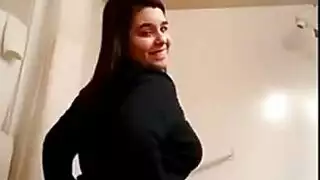 فتاة جذابة تثير بكسها وطيزها المذهلين في مشهد صريح
