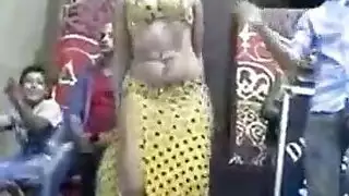فتاة مصرية ترقص عارية وتظهر ثدييها – جماع إباحي صريح