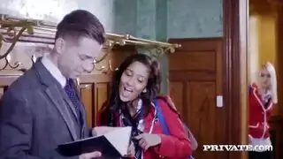 تلميذة تغوي معلمها لممارسة جنس قوي في الفصل