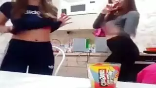 ممارسة جنس فموي عميق ووضعية كلابية من معلمهم المثار