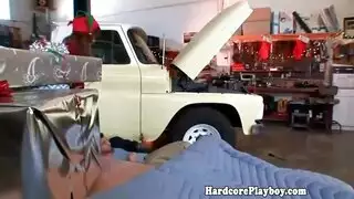 عاهرة ناضجة مغرية تفتح ساقيها للمس العميق والجنس العنيف