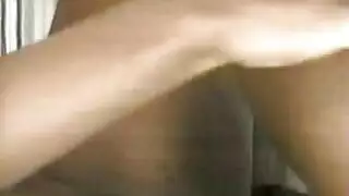 حفلة سحاقية سوداء على الشاطئ: لحس فرجي متأخر في الليل اكس اكس اكس