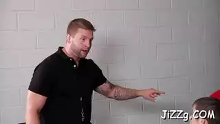 بلا حدود: شباب في لقاء إباحي مع رجال متعددين