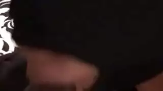 عاهرة سمراء تطالب بجماع متوحش من عشيقها ذو القضيب الكبير