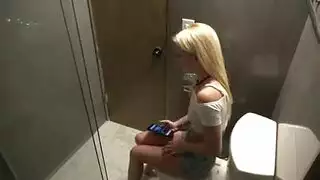 قضيب نابض من الشاب الأشقر يقودك للهيجان