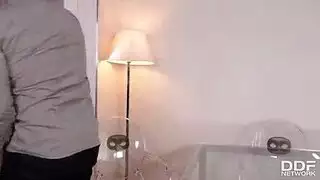 ثنائي كبير الصدر يتوسلان لعلاقة جماعية