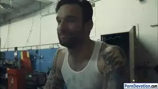 سمراء بالوشم تمارس الجنس العنيف في السيارة مع سائق متحمس