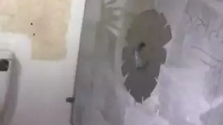 سمراء غريبة بخصلات أشقر تداعب بظرها في مشهد إباحي