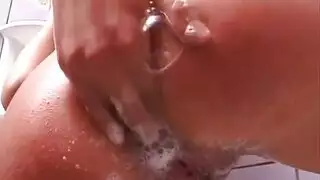 مستفزة سمراء تتعرض للضرب من روز، دسار لامع في مؤخرتها أثناء متعة الشمع