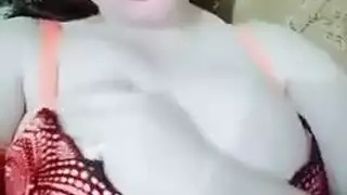 ثدي أبيض كبير تكشفه عربية ساخنة لرجلها