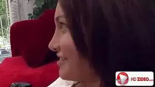 مراهقة تستمني لمشاهد جنسية صريحة، تتخيل نفسها تمارس الجنس الشرجي مع النجم