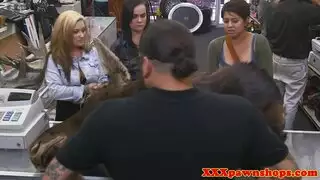 علاج تسوق جنسي عنيف: زبونتان تمنحان البائع متعة penetration مزدوج