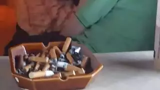فتاة صغيرة تستمني بكسيها المبلل في البرية