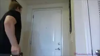 الأمهة milf تستسلم لطلب ابنها لممارسة جنس بالقذف الداخلي
