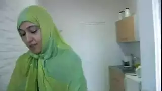 سحاق في المكتب: موظفة محجبة تلعق فرج مديرتها الهولندية