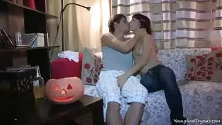 شرج سارة على الأريكة مع صديقها