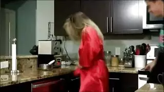 زوجة الأب تأخذ كل بوصة في هذا الفيلم الإباحي