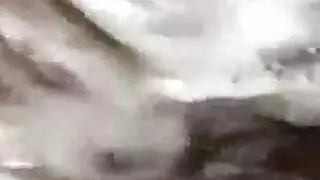 فتاة مثيرة باللون الأختركب الآلة على شبكة صيد السمك بينما صديقها يلعب