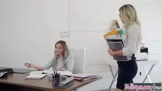 امتحان فموي: الطالبة تخدم قضيب المعلم في الفصل