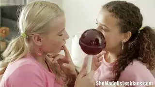 سحاقيات شابات يمارسن الإيلاج المزدوج بأحزمة