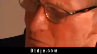 الأب يشاهد ثم ينضم إلى بابا نويل في نيك ابنته بعنف