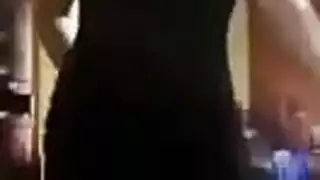 فتاة مصرية مشاغبة تحرك خصرها مثل نجمة إباحية