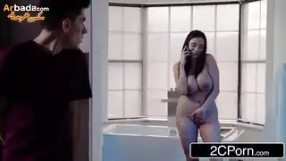 امرأة ناضجة مثيرة تمارس الجنس في الحمام