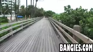 هاوية شابة ذات أثداء كبيرة تتعرض للضرب الجنسي العنيف