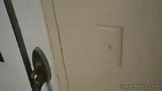 الكاميرا الخفية تلتقط فرجًا مشعرًا مفتوحًا بواسطة مدلكة شقية