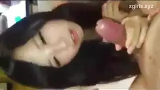 الفتاة ذات الشعر الطويل تستمني لنفسها قبل ممارسة الجنس العنيف