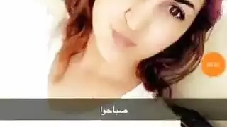 بورن عربي صريح: سمراء تظهر حفرتها وتلعب وحدها