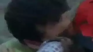 جنس صريح في الكوخ: لوسي تعصر أثدائها وتضرب بقوة