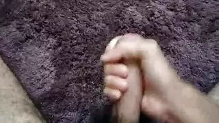 تدليك قضيب مشعر حتى هزة جماع متفجرة تُبلل السجاد