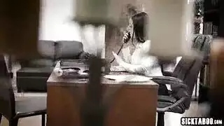 نكاية مكتبية سريعة: رئيس يمسك الثديين ويثقب فتحتها المبللة