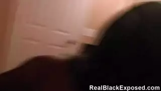 يستمني سرًا أمام قضيب سميك لشاب في المرحاض