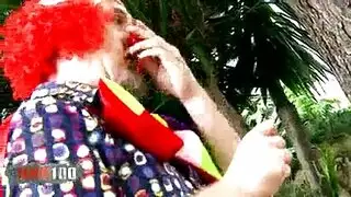 جلسة خلسة: يمارس الجنس مع كل صديقات أخته