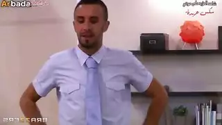 بنت بابا تتمدد على قضيب وحشي