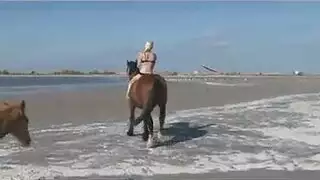 ميلا ميلان تحصل على مؤخرتها وهي تمسك ساقيها مفتوحتين