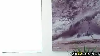 زوجة نحيفة تحصل على مهبلها مضروبًا بقضيب عملاق