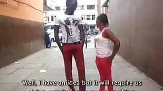 فحل مراهق من أفريقيا يسيطر على فتاة صغيرة في مشهد إباحي