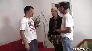 زوج ديوث يشاهد زوجته الشابة تأخذ قضيب صديقه الصلب في ثلاثي ساخن