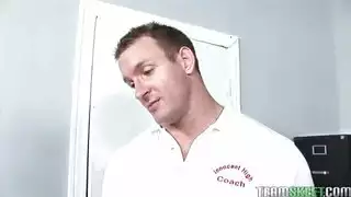 الطالبة المفضلة تُصفع على مؤخرتها وتُنك بقوة في كسها