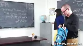 فانتازيا الطالبة: معلمة شهوانية تمارس الجنس الفموي مع تلميذ