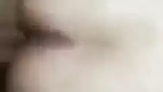 فتاة عربية ذات كس أملس تأخذ قضيبًا كبيرًا