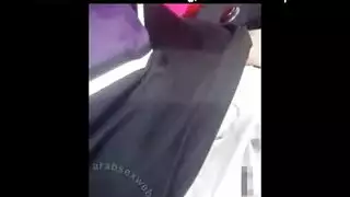 عاهرة محجبة ناشزة تخرج ثدييها وتتوق لركوب قضيب مكثف