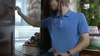 سيدة روسية ناضجة يتم تدمير مهبلها الضيق بقضيب شاب